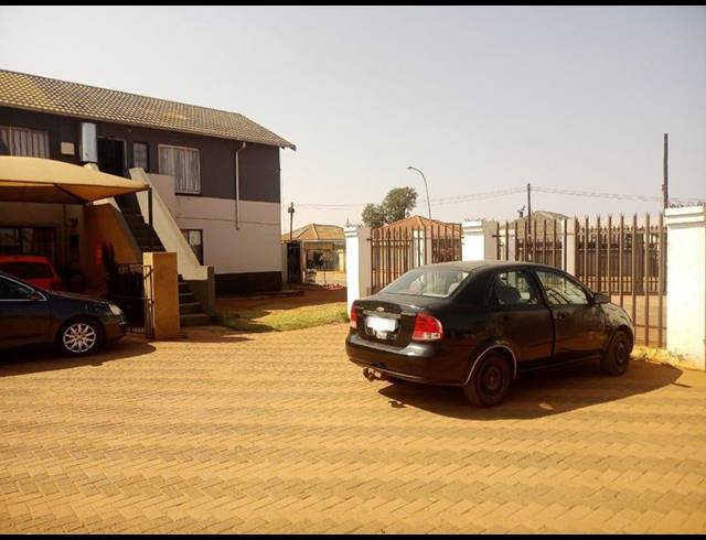 3 BEDROOM APARTMENT FOR SALE IN PROTEA GLEN